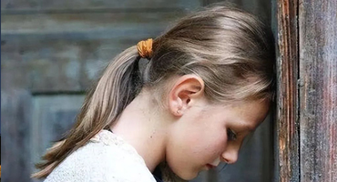 心理學(xué)：與人交談時(shí)眼神閃躲、說話支支吾吾，其實(shí)是一種人格缺陷